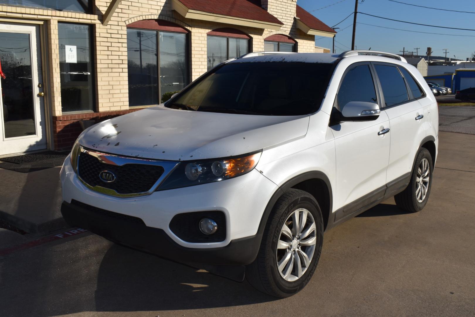 2011 White /Tan Kia Sorento EX V6 2WD (5XYKU4A29BG) with an 3.5L V6 DOHC 24V engine, 6-Speed Automatic transmission, located at 5925 E. BELKNAP ST., HALTOM CITY, TX, 76117, (817) 834-4222, 32.803799, -97.259003 - This Vehicle has a Clean Carfax Report!! Rides and Drives great, it just needs YOU Behind the Wheel!! Our#1 Priority is to get you APPROVED and back on the road again in your new ride!! Apply Online Now!! Easy, simple financing available! We can get you into a vehicle that fits your needs regar - Photo#1